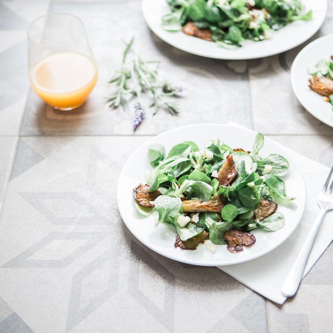Salade met gerookte kip en champignons
